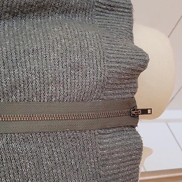 American Eagle Outfitters medium green v neck back zip sweater - Picture 4 of 6